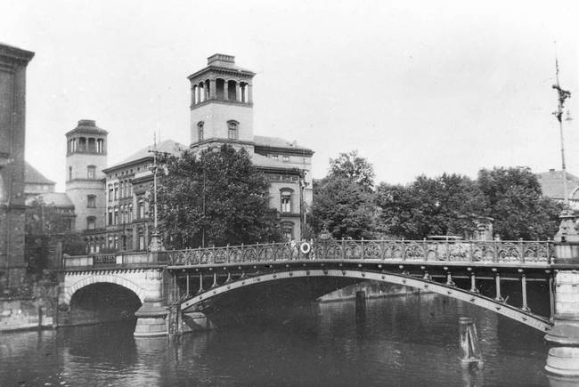 Schwarzweißfotografie: Universitäts-Frauenklinik in Berlin, vor 1906