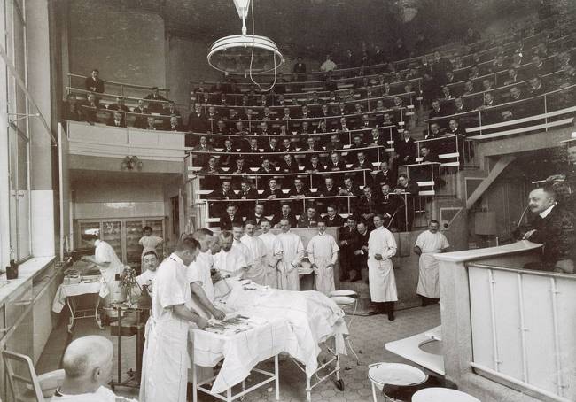 Schwarzweißfotografie: OP-Demonstration im Hörsaal, vor 1905