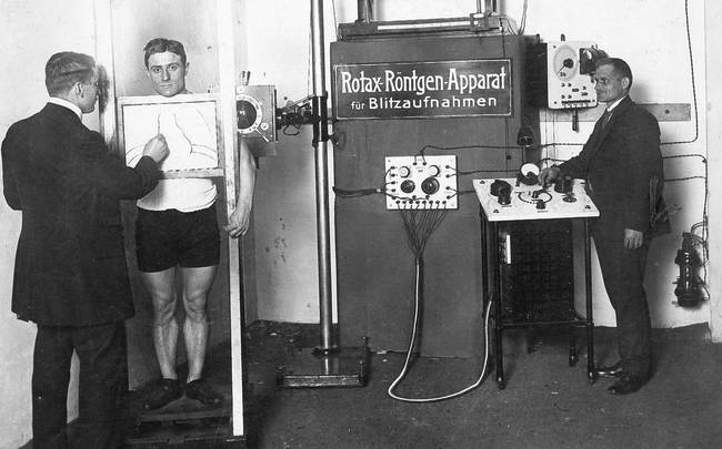 Schwarzweißfotografie: Röntgenuntersuchung in Berlin, von 1912
