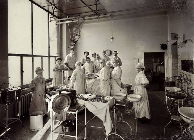 Schwarzweißfotografie: Aseptischer Operationssaal der Charité, um 1910