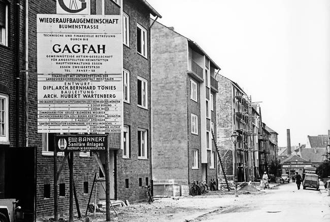 Schwarzweißfotografie: Sozialer Wohnungsbau, BRD, 1950er Jahre