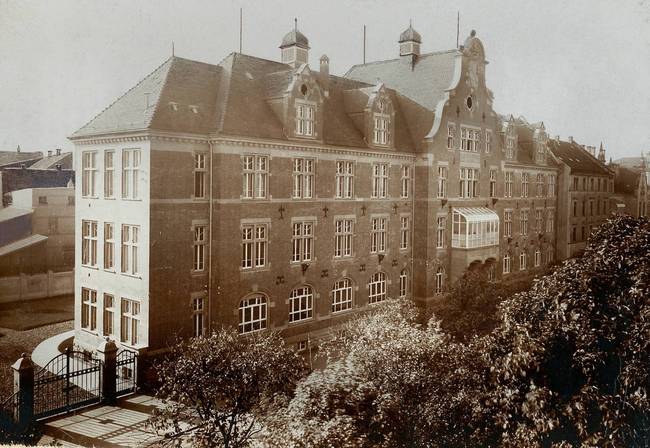 Schwarzweißfotografie: Samariterhaus im Czerny-Krankenhaus, erbaut 1905