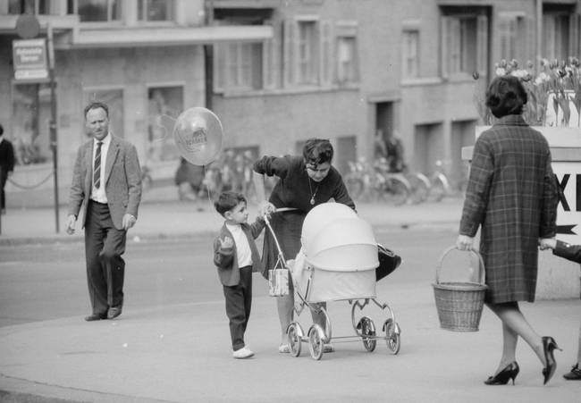 Schwarzweißfotografie: Mutter mit Kindern, 1963