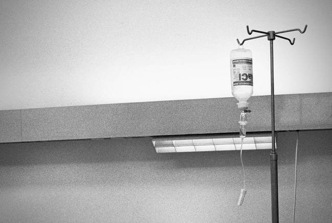 Schwarzweißfotografie: Infusionsflasche und -ständer für die Chemotherapie am Zentralinstitut für Krebsforschung, 1991