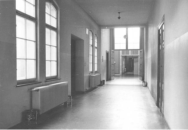 Schwarzweißfotografie: Universitäts-Frauenklinik, Krankenhausflur, um 1980