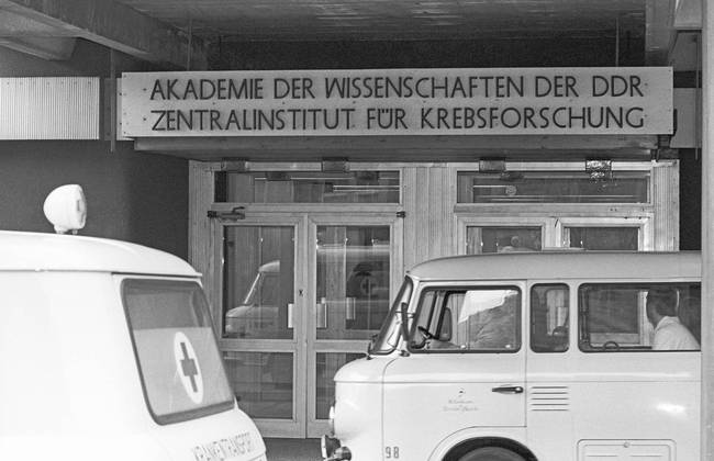 Schwarzweißfotografie: Zentralinstitut für Krebsforschung, Ost-Berlin, 1991